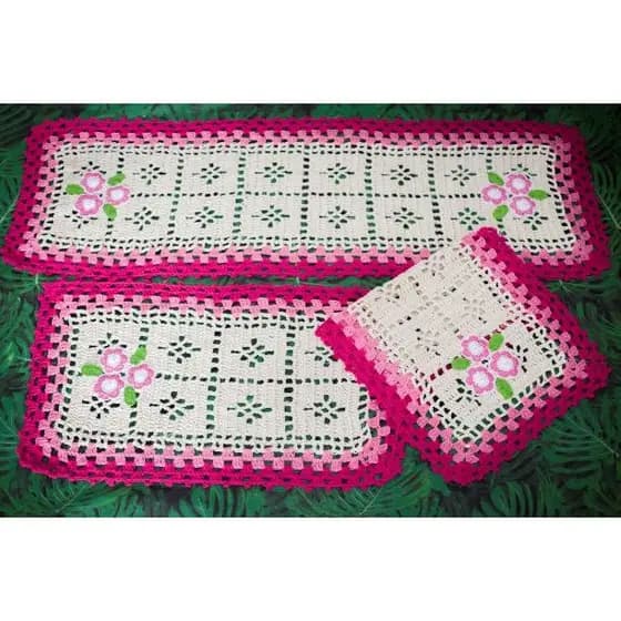 Jogo de Passadeira em Crochê Borda Colorida/Flor Linha - Tapete Cozinha - 3 pçs