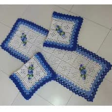 Jogo de Passadeira em Crochê Borda Colorida/Flor Barroca - Tapete Cozinha - Azul Claro e Azul Escuro - 3 pçs