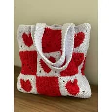 Bolsa de quadradinhos vermelhos e em formato de corações em Crochê (Granny Square Bag)