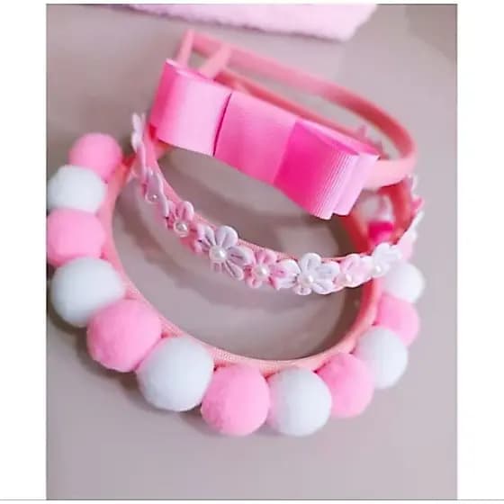 kit 3 Lindas Tiaras Rosa Luxo Com Pompons Florzinhas Meia Pérola e Lacinho Acessório de Cabelo Infantil Arquinho Diadema