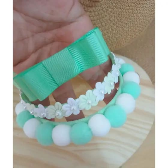 Kit 3 Lindas Tiaras Verde Claro Com Pompons Florzinhas e Meia Pérola  Arquinho Diadema Acessório de Cabelo Infantil Arco