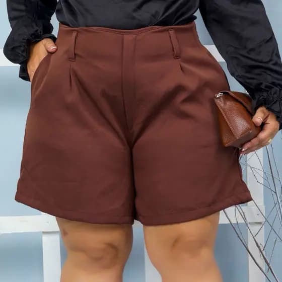 Short Feminino Plus Size em Alfaiataria com Elástico na Cintura para Ajuste Confortável Elegante