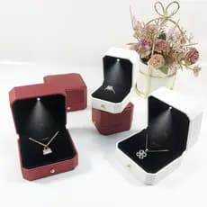 Nova caixa de joias de couro PU com borda convexa octogonal e luzes para anéis, colares, brincos e outras joias simples,