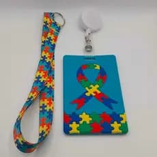 Kit Cordão TEA Autismo Emborrachado + Porta Crachá Retrátil – Ideal para Escolas e Eventos