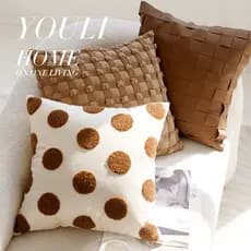 Capa de Almofada Estilo Francês Marrom com Poás Nórdicos em Cor Creme Premium para Sofá da Sala Tamanho 45x45cm