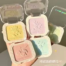 O blush monocromático Candy Bella é naturalmente à prova d'água, com acabamento matte e efeito iluminador.