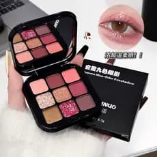A paleta de sombras SHAQINUO de nove cores tem textura delicada, efeito matte e cores intensas.