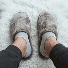 Pantufa Pelucia Premium Forrada Aconchegante Macia Solado Antiderrapante Confortável Inverno Unissex Tendência