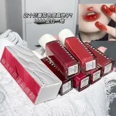 O PinkyFocus Mirror Lip Glaze não mancha e proporciona um acabamento hidratante e brilhante para a cor dos lábios do dia