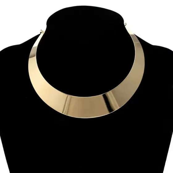 Colar torcido banhado a ouro, gargantilha exclusiva de liga metálica.