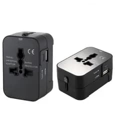 Um adaptador de energia universal para viagens, equipado com portas USB e USB-C, compatível com 150 países/regiões