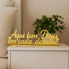 Frase Decorativa em Acrílico - Frase Religiosa Aqui Tem Deus em Cada Detalhe Quarto Sala Escritório