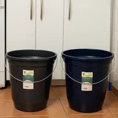 Kit Com 02 Baldes 18 e 13,5 Litros Resistentes Preto Para Limpeza E Higiene de Ambientes