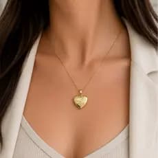 Colar Com Duas Fotos Relicario Coração Mini Com Detalhes Banhado a Ouro 18k