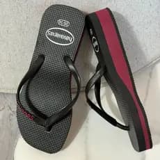 Chinelo Tamanco Feminino Preto com variações de cores no detalhe da Sola