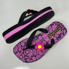 Chinelo Tamanco Infantil com Estampa Floral e Detalhe de Flor