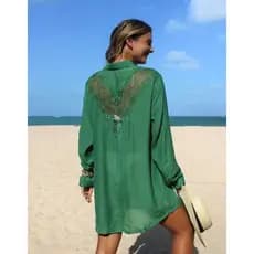 Camisola de praia renda entalhada estilosa no peito, gola de camisa, mangas compridas e fechamento de botões spf 50