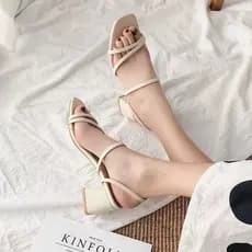 Novo modelo de sandálias femininas de salto médio estilo fada, com tiras finas, adequadas para uso ao ar livre, com salt