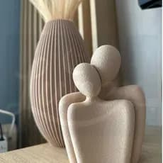 Kit Escultura Casal  + Vaso Decorativo – Ideal para Plantas Artificiais e Arranjos Decorativos