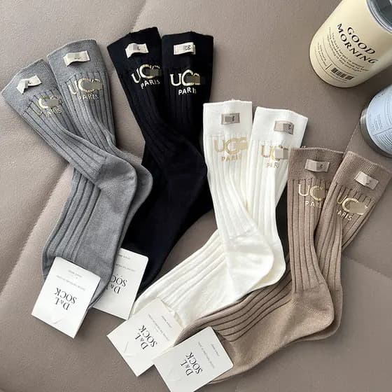 *UG*G novas meias femininas com letras em relevo dourado, meias de algodão de cano médio modernas, populares online, nov