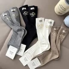 *UG*G novas meias femininas com letras em relevo dourado, meias de algodão de cano médio modernas, populares online, nov