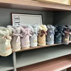 Botas Curtas New Classic da UGG para Mulheres com Cano Curto e Laço, Botas de Neve em Couro Genuíno
