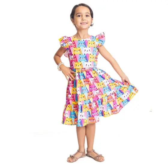 VESTIDO EM TECIDO COM LAÇOS NAS COSTAS, MANGAS E BARRAS COM BABADOS.