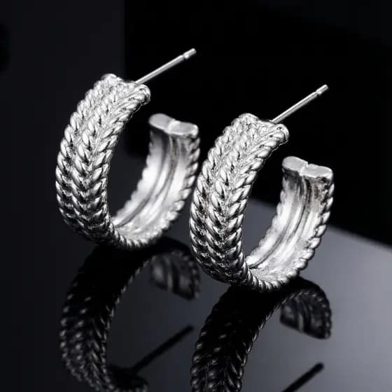 Brinco Feminino Meia Argola Texturizada em Prata 925 Design Polido (Nexxus)