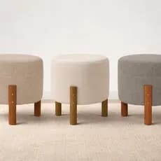 Puff Luxo Apolo Redondo para sala e quarto com Pés em Madeira Maciça