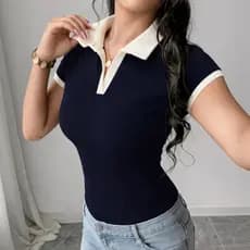 Camiseta Polo Ajustada Feminina Ajustada Manga Curta Gola Off Contrastante Elegante Casual e Moderna