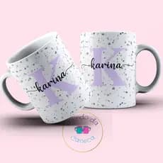 Caneca Personalizada com Inicial Lilás e seu Nome de Porcelana no Fundo Granilite Temos Todas Letras