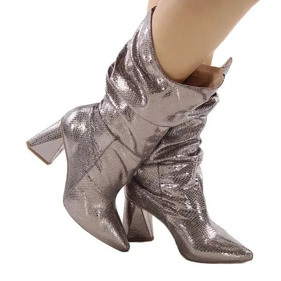 Bota Feminina Slouchy Enrugada Salto Alto Bloco Grosso 7,5cm Cano Médio Bico Fino Confortável Texana