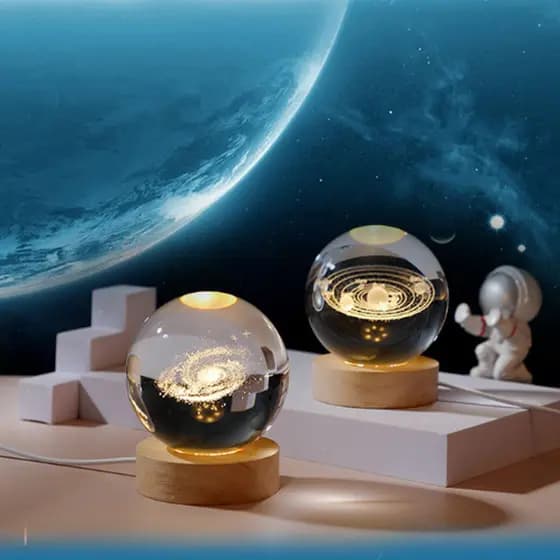 Luminária Bola de Cristal, Mesa Sistema Solar Saturno Lua Galáxia LED Base Madeira Enfeite Decorativo Casa
