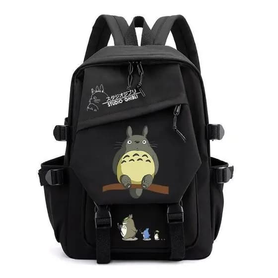 Os produtos do anime japonês "Meu Vizinho Totoro" incluem mochilas escolares, disponíveis em vários estilos.
