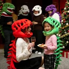 Exoesqueleto de dinossauro engraçado, um acessório de cabeça peculiar e cheio de atmosfera de Halloween.