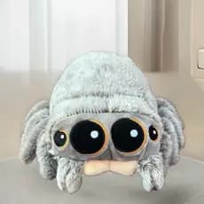 Boneco de Pelúcia Lucas, a Pequena Aranha - Fotos Reais do Produto
