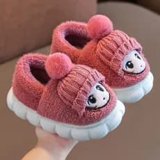Pantufa Infantil Feminina Quente de Inverno Chinelo de Pelúcia com Personagem Fofa e Pompom Antiderrapante