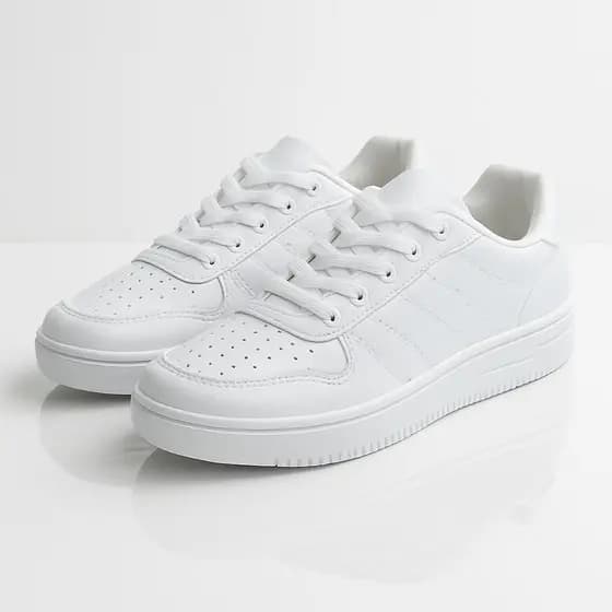 tenis casual branco com cadarço, modinha, passeio, couro bovino, solado micro expandido.