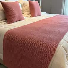 Kit Peseira Tricot Premium Ponto Pipoca + 2 Capas 45x45 de Almofada Cama Casal Queen King Decor Luxo
