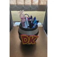 🐵 Barril DK – Porta-Canetas ou Cofrinho Geek - Colecionável Item Único!