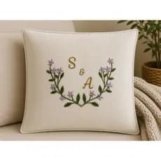 ALMOFADA DECORATIVA COM INICIAL DE CASAL PERSONALIZADA COM BORDADO PREMIUM