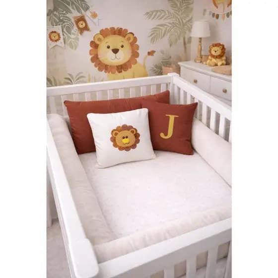 KIT DE ALMOFADA DECORATIVA PARA O QUARTINHO DO SEU BEBE LEAOZINHO BORDADO  + LETRA BORDADO