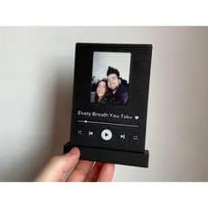Presente para Casal Personalizado – Porta-Retrato Estilo Instax Polaroid Música