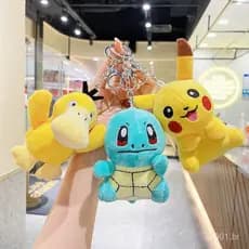 Chaveiro de pelúcia em estilo cartoon com Pikachu, Squirtle e Psyduck, um presente para casais XEI7