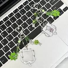 Chaveiro amuleto de trevo de quatro folhas da sorte com espaço para foto de 1 polegada.