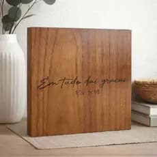 Quadro Decorativo em Madeira Lâminada Premium Cinamomo Quadrado 20x20 Gravado com Frase Religiosa Na Madeira