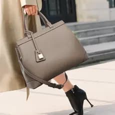 Bolsa feminina 2026 novo estilo, bolsa de tote simples, bolsa de mão multi-compartimento de grande capacidade.