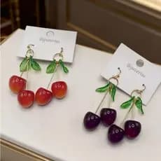 Brincos de Cereja Design em Resina com Ganchos Dourados Femininos