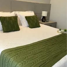 Kit Peseira Tricot Aconchego Cama Sofá Casal Decorativa + 2 Capas de Almofadas Luxo Premium Macia RA