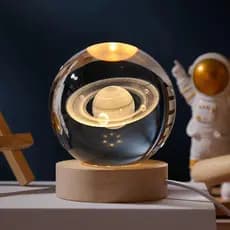 Luminária Decorativa Globo LED Lua Via Sistema De Chá Solar Astronauta Bola De Cristal